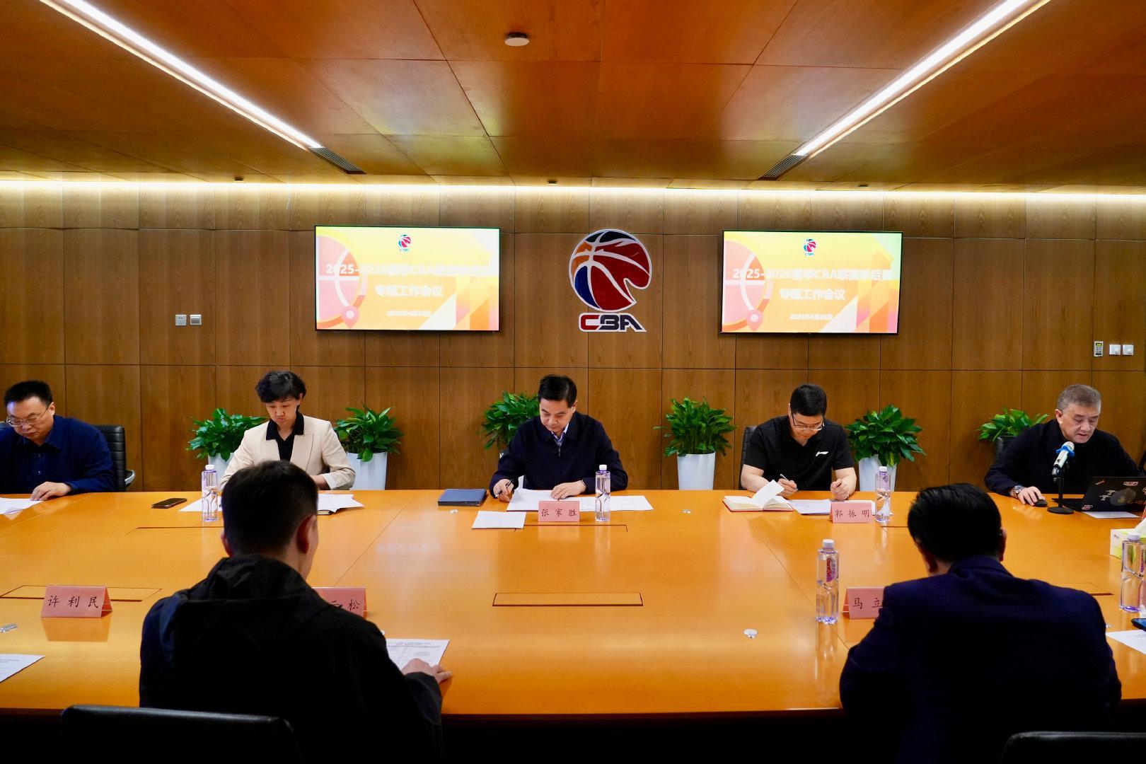 KOK体育官方入口-CBA季后赛会议！半决赛后安排6至7名外籍裁判，促进球员裁判提升